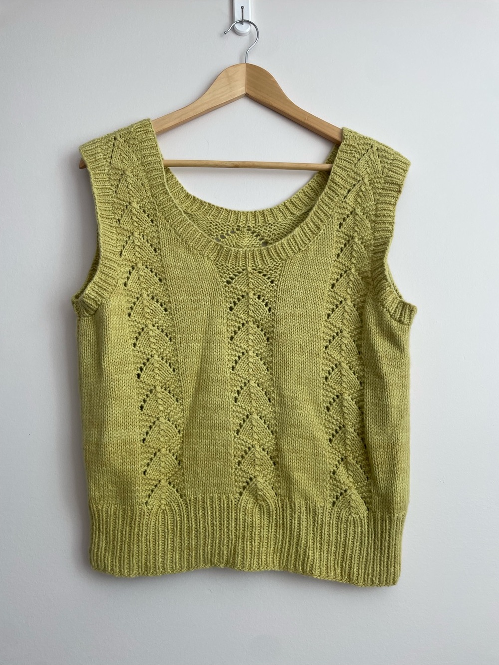 Vintage Inspired Lace-Panel Sleeveless Knit Sweater Vest - Pistachio green